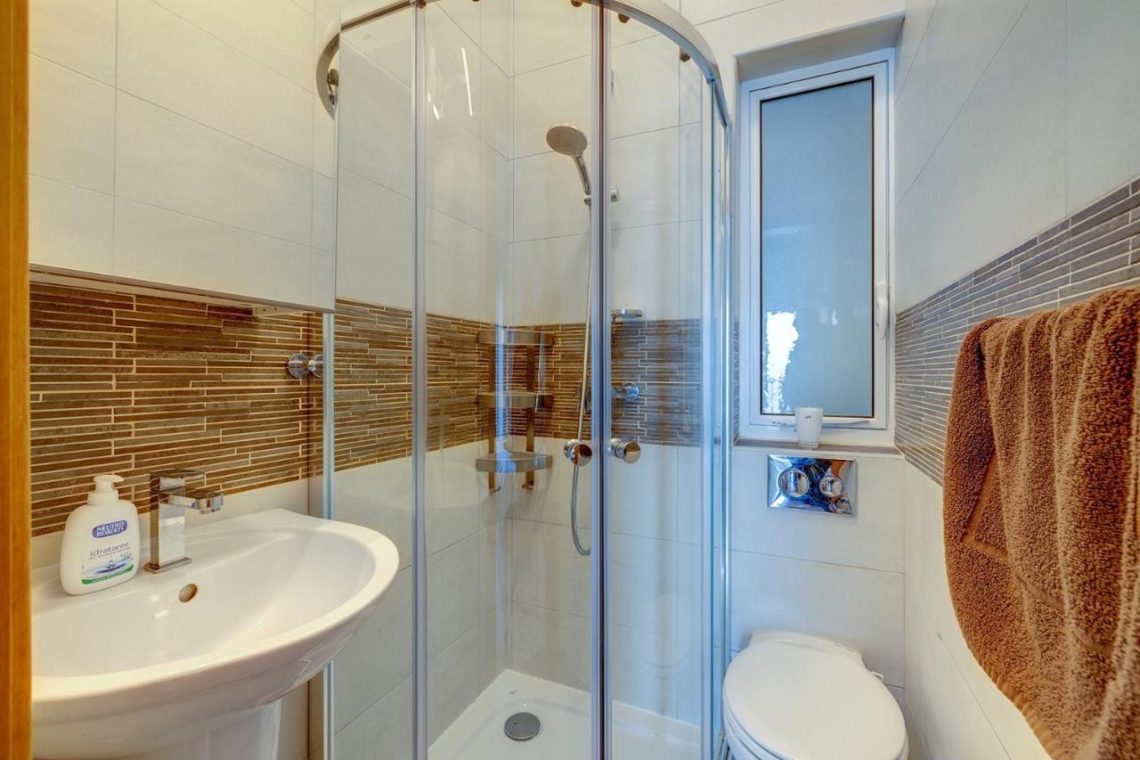 Prime Location Apartment With Side Seaviews Sliema Exterior photo